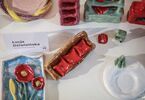 Kolorowe prace ceramiczne dzieci, jedna kartka z podpisem Łucja Dziwisińska