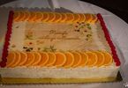 Tort zdobiony owocami z napisem benefis Alicji Mieszało