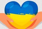 Dwie ręce trzymające serce w barwach flagi Ukrainy