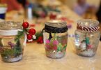 Trzy szklane naczynia ze świątecznym motywem
