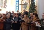 Seniorzy śpiewają kolędy w kościele