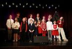 Dzieci i młodzież na scenie w świątecznych strojach na scenie