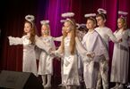 Dzieci w strojach aniołków na scenie