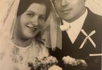 Czarno-biała fotografia młodej pary z bukietem ślubnym