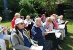 Seniorzy śpiewają w ogrodzie