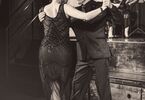 Zdjęcie czarno-białe, kobieta i mężczyzna tańczący tango na parkiecie