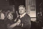 Kobieta i mężczyzna w tańcu, zdjęcie czarno -białe