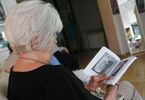Seniorka  w czarnej bluzce z książką