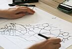 Ręce kobiety tworzące rysunek neurograficzny