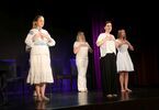 Cztery kobiety ubrane na biało na scenie