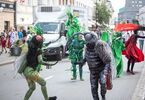 Kolorowe postacie w paradzie ulicznej na Nowym Świecie