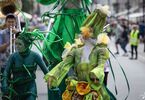 Zielone postacie w paradzie ulicznej