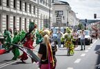 Parada uliczna z udziałem przebranych postaci i instrumentalistów