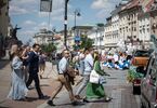 Ludzie przechodzący przez Krakowskie Przedmieście w Warszawie