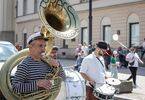 Instrumentaliści z Feferacji Brass w paradzie ulicznej