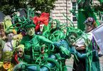 Zielone postacie i kobieta z wiankiem na głowie, sztuka ulicy