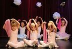 Dziewczynki w strojach baletowych na scenie