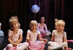 Małe dziewczynki w baletowych strojach na scenie