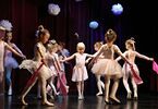 Dziewczynki w strojach baletowych na scenie