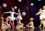 Dziewczynki baletnice na scenie