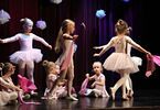 Dziewczynki na scenie w strojach baletowych