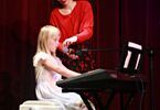Kobieta i dziewczynka przy pianinie elektronicznym
