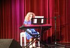 Dziewczynka w fioletowej sukience przy pianinie Yamaha