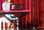 Nastolatka grająca na pianinie Yamaha