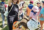 Uśmiechnięta kobieta i grupka dzieci w parku