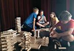 Dzieci budujące z drewnianych klocków