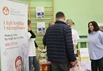 Kobiety i mężczyzna przy stoisku Warszawskie Hospicjum Domowe