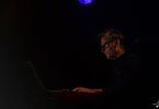 Zdjęcie: pianista, ciemne tło