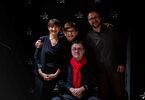 Zdjęcie: dwie kobiety i dwóch mężczyzn, w tle czarna ścianka z logo DK Zacisze