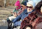 Zdjęcie: Seniorki siedzą na ławce