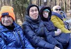 Zdjęcie: Seniorki siedzą na ławce