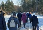 Zdjęcie: Seniorzy idą przez las