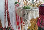 Zdjęcie: kwietniki i łapacz z makramy zwisające na tarasie