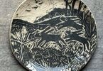 Zdjęcie: ceramiczny talerzyk z trzema królikami na łące
