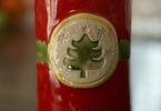 Zdjęcie: czerwony kubek ceramiczny z choinką