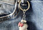 Ceramiczna zawieszka przy spodniach jeansowych