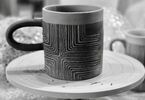 Zdjęcie: Kubek ceramiczny na podstawce, foto biało-czarne