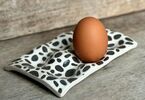 Zdjęcie: ceramiczna, biało-czarna podstawka na jajko,  jedno jajko w środku