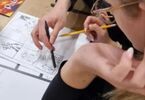 Zdjęcia: dziewczyna podczas rysowania komiksu