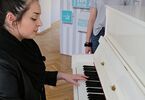 Kobieta grająca na pianinie, obok nastolatka śpiewająca