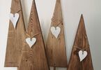 Zdjęcie: cztery drewniane choinki z białym sercami po środku
