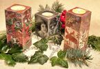 Zdjęcie: Trzy świeczniki wykonane techniką decoupage z bożonarodzeniowymi akcentami z palącymi się na górze tealight'ami stojące na elementach z igliwia, listków i sznurka z białych koralików