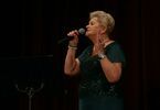 Zdjęcie: Kobieta śpiewająca na scenie