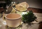 Zdjęcie: kubki ceramiczne, obok gałązka jodły i lampki