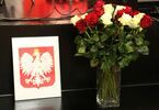 Zdjęcie: godło Polski i białe i czerwone róże w wazonie
