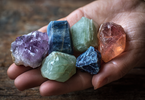 Zdjęcie: kolorowe kamienie na damskiej dłoni